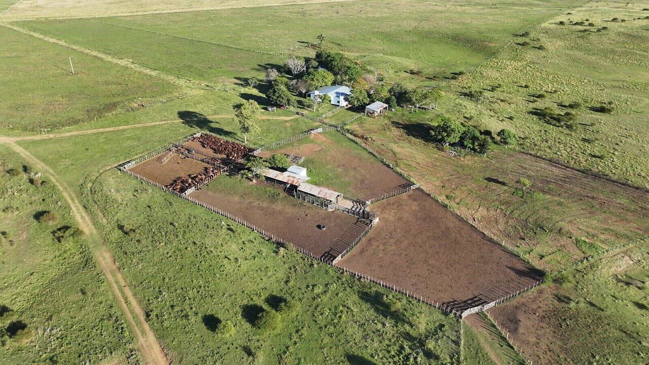 Vista aérea de uma estância no Uruguai com sede e currais